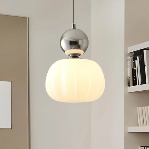 Nowoczesna lampa wisząca z kulistym elementem dekoracyjnym – Srebrny