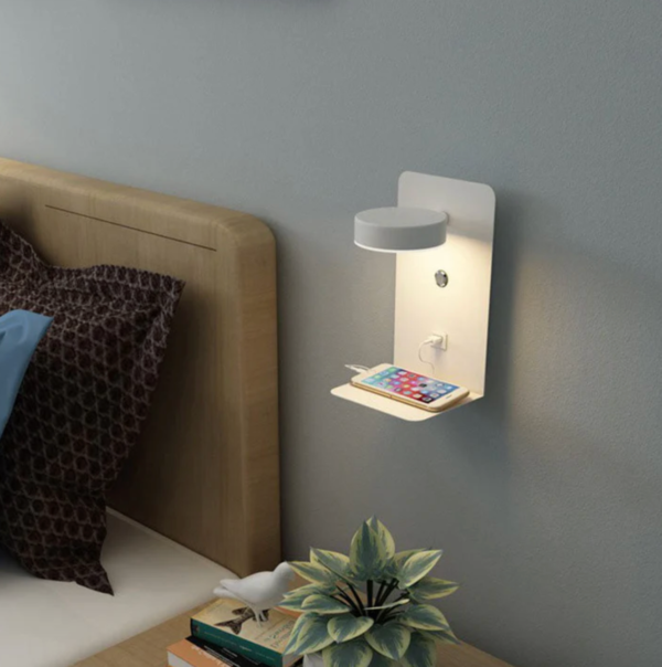 Nowoczesny kinkiet LED z półką i portem USB – lampka ścienna do sypialni – Biały