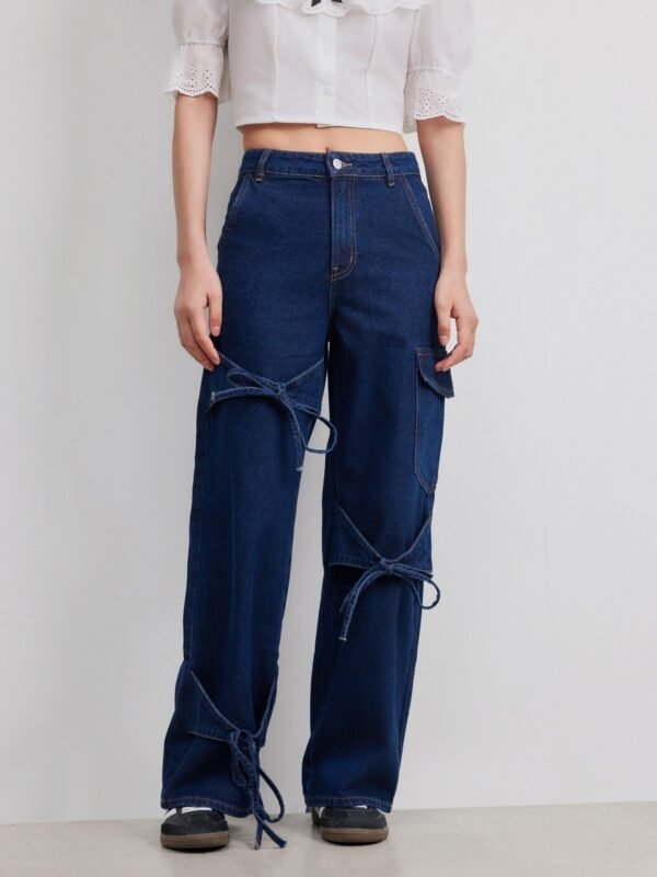Jeansy wide leg z wysokim stanem, wiązaniami i kieszeniami cargo - ciemny denim