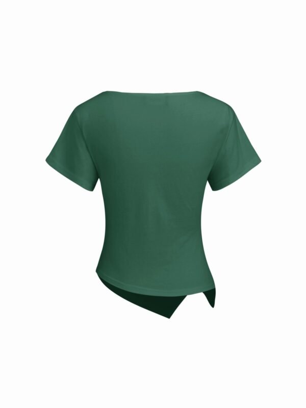 Dopasowany marszczony T-shirt z dekoltem łódka i asymetrycznym dołem - ciemnozielony
